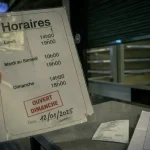 Ouverture magasins Rennes : affiche horaires en vitrine, commerce ouvert dimanche.