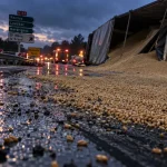Un camion chargé de blé se couche sur la RN 164 près de Saint-Méen-le-Grand