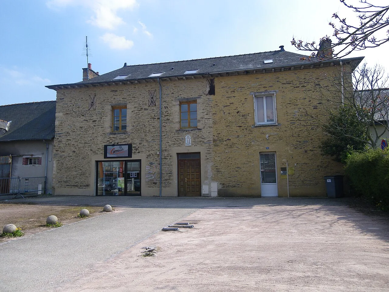 Une maison ancienne dans le centre de Chantepie.
