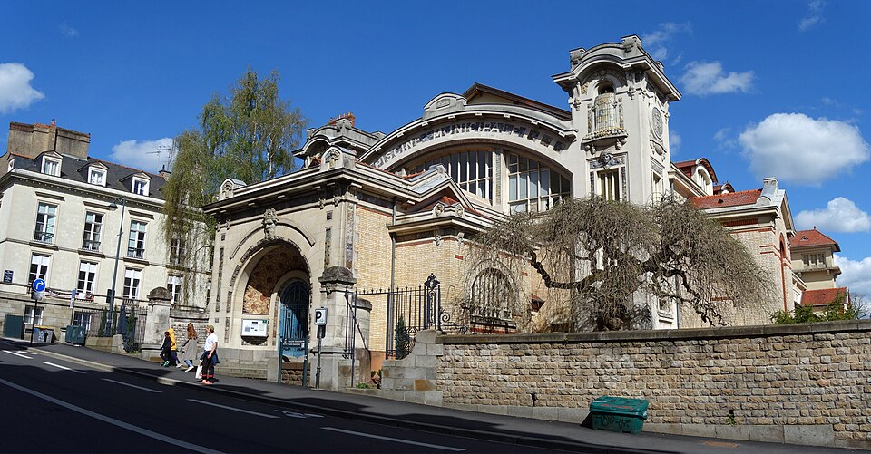 Piscine Saint-Georges, façade depuis la rue Gambetta, avril 2022.
