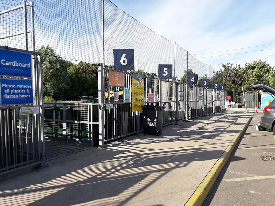 Illustration de bennes de tri : centre de recyclage de Havant, Royaume-Uni, juin 2022.